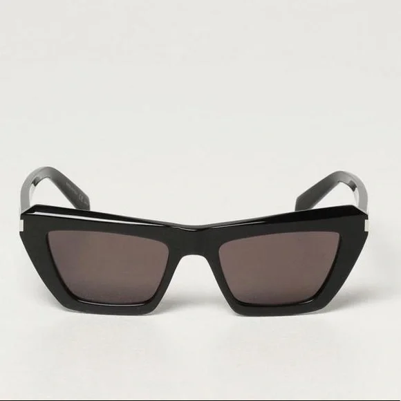 Saint Laurent
Black Sl- 467 - 001 Sunglasses Yves Saint Laurent SL-467-001-52 Sunglasses – livesunglasses.com main image 3